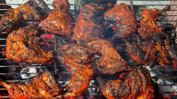 নতুন বছরের আগের রাতের জন্য ঘরোয়া BBQ চিকেন 