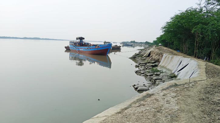 প্রশাসনের চোখে ধুলো: জরিমানার পরও কপোতাক্ষের ভাঙন থেকে বালু উত্তোলন