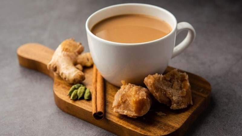গুড়ের চা শীতকালীন পানীয়: উপকারিতা এবং সতর্কতা জানুন 