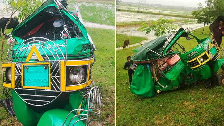 কক্সবাজারে ট্রেনের ধাক্কায় প্রাণ গেল অটোরিকশাচালকসহ ৪ জনের
