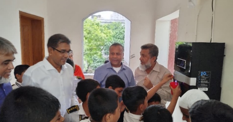 ওয়েস্ট এন্ড হাই স্কুলে শিক্ষার্থীদের জন্য মীর নেওয়াজের মানবিক পদক্ষেপ