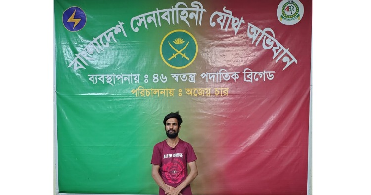 চকবাজারে অস্ত্রধারী সন্ত্রাসী আটক, পুলিশের কাছে হস্তান্তর