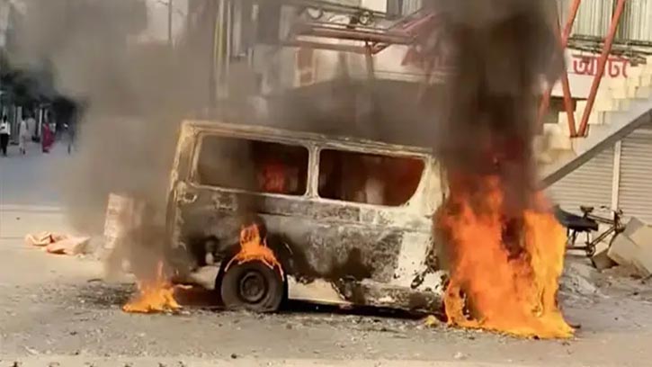 রাজধানীতে মাইক্রোবাসে আগুন