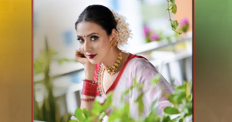 দশমীর দিনে ঐতিহ্যবাহী সাজে মিম