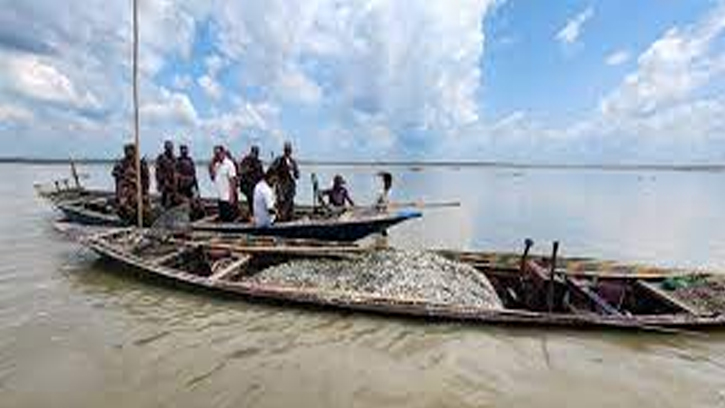 তিস্তায় অবৈধ পাথর উত্তোলনের মহোৎসবে প্রশাসনের অভিযান