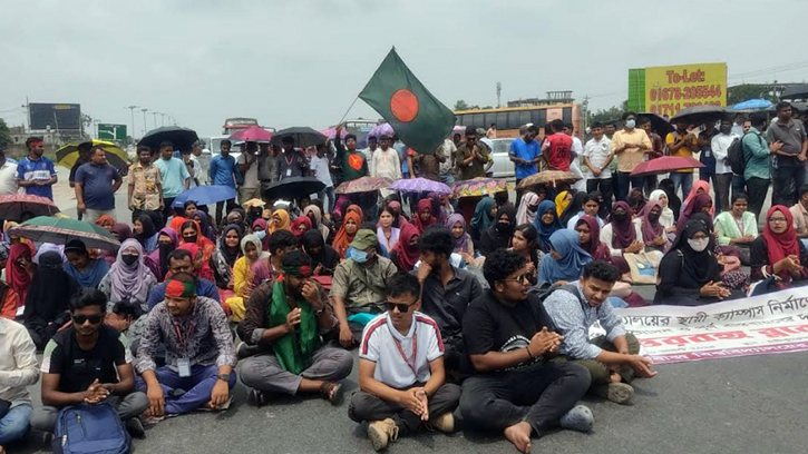 রবীন্দ্র বিশ্ববিদ্যালয় শিক্ষার্থীদের অবরোধে উত্তরবঙ্গ-ঢাকা সড়ক যোগাযোগ বন্ধ