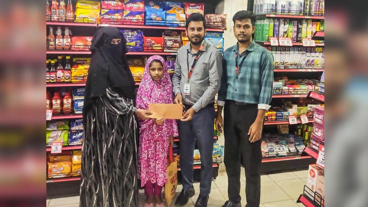 শিক্ষা ও জীবনের সহায়তায় সামিয়ার হাতে চেক তুলে দিল স্বপ্ন