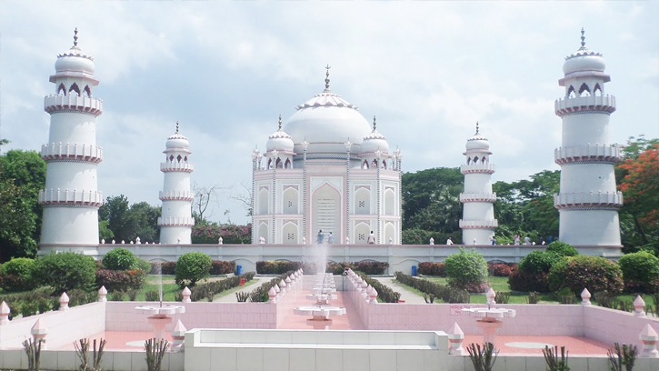 ঢাকার কাছেই প্রেমের প্রতীক বাংলার তাজমহল 