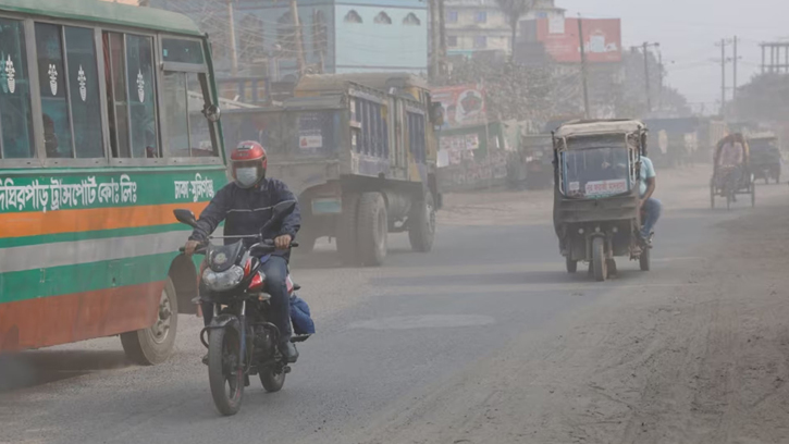 Unhealthy smog blankets Dhaka city