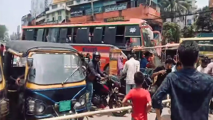 ঢাকা-বরিশাল মহাসড়ক অবরোধ করে বিক্ষোভ, যান চলাচল বন্ধ