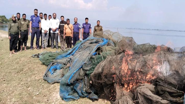 টাঙ্গুয়ার হাওরে পাঁচ লাখ টাকার জাল পুঁড়িয়ে ধ্বংস