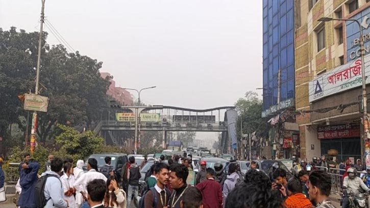 ফার্মগেটে শিক্ষার্থীদের সড়ক অবরোধ, তীব্র যানজট