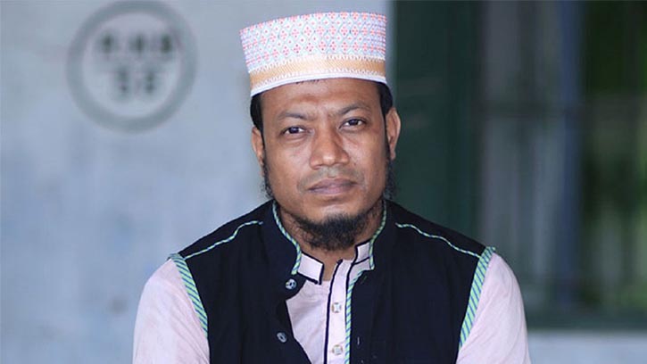 মধ্যরাতে ফেসবুক পোস্টে দুঃখ প্রকাশ আমির হামজার