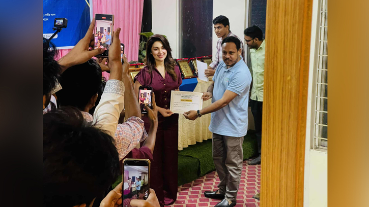 বিশেষ অবদানে সম্মানিত অপু বিশ্বাস