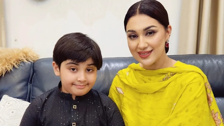 জন্মদিনে আব্রামের প্রতি মায়ের আবেগ প্রকাশ পেল ফেসবুকে