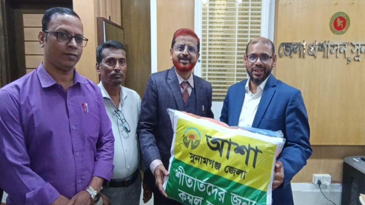 জেলা প্রশাসকের কাছে শীতার্তদের জন্য আশা'র কম্বল হস্তান্তর ‎‎