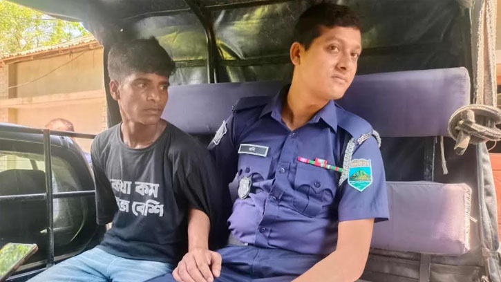 বাঘায় দু’টি বিদেশী পিস্তল ও ম্যাগজিন-গুলিসহ যুবক আটক