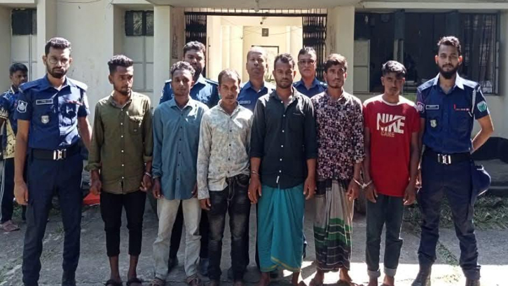 যাদুকাটায় পাড় কাটার দায়ে আটক ৬