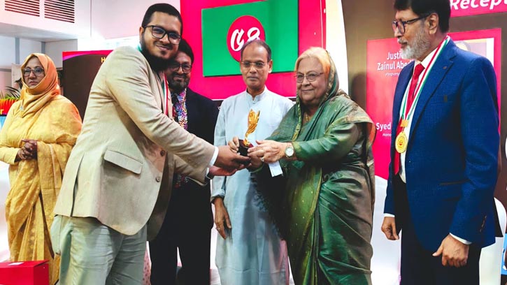 স্টার অ্যাওয়ার্ড পেলেন এডভোকেট ফারুক