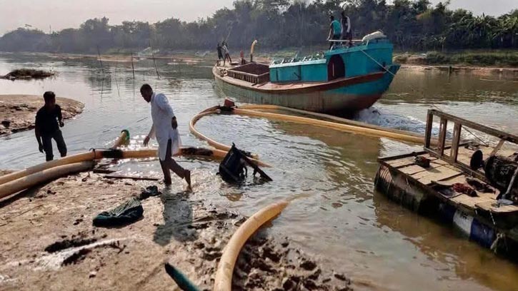 অবৈধভাবে বালু উত্তোলনের বিরুদ্ধে অভিযান