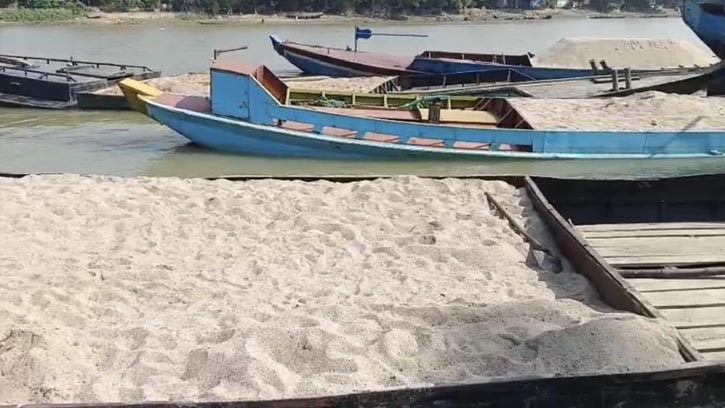 সুনামগঞ্জের ধোপাজান নদীতে রাতের আঁধারে বালু হরিলুট