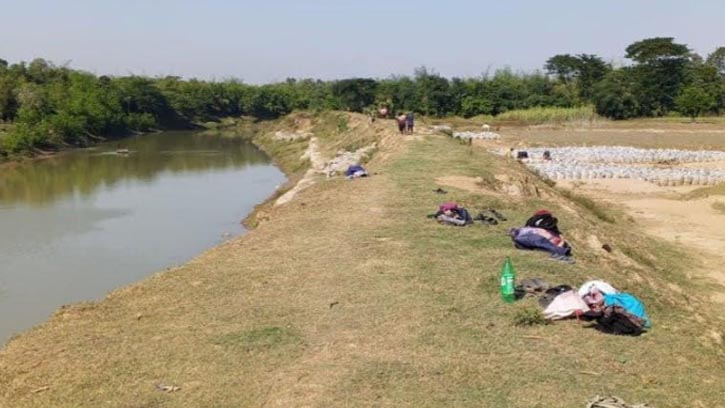 ধলাই নদীর একদিকে জিও ব্যাগ প্রতিরক্ষা বাঁধ, অন্যদিকে বালু উত্তোলন
