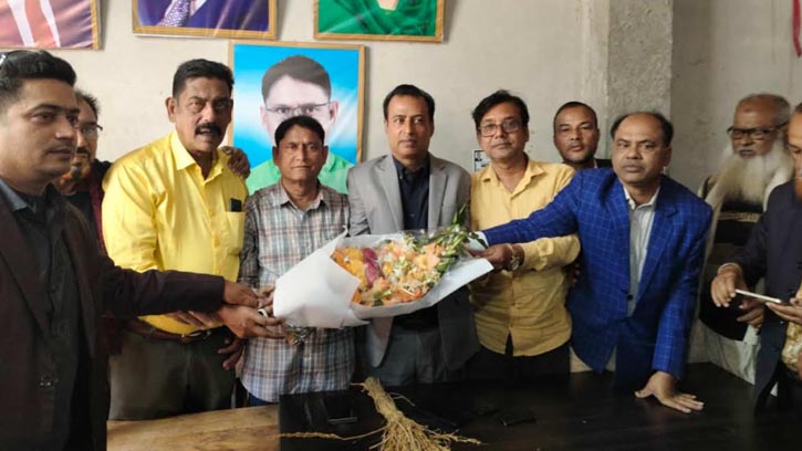 মান্দায় নব নির্বাচিত এমপিকে উপজেলা বিএনপির ফুলের শুভেচ্ছা