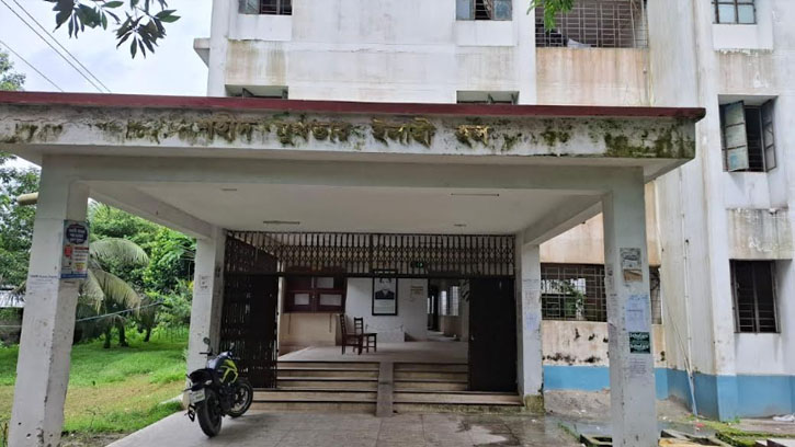 বেরোবিতে খাবারে মিলল বড় আকৃতির পোকা 