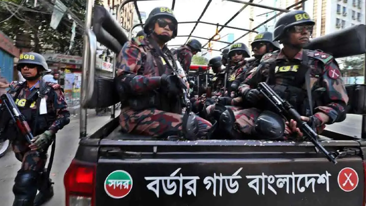 রাজধানীজুড়ে সতর্ক অবস্থানে বিজিবি সদস্যরা