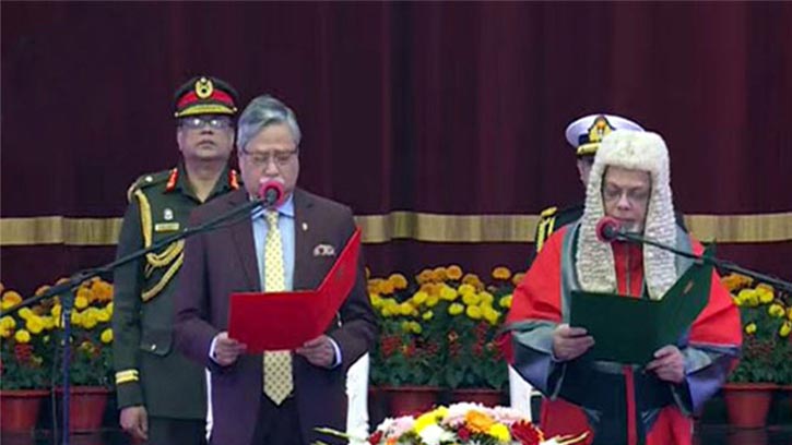 প্রধান বিচারপতি হিসেবে শপথ নিলেন জুবায়ের রহমান চৌধুরী
