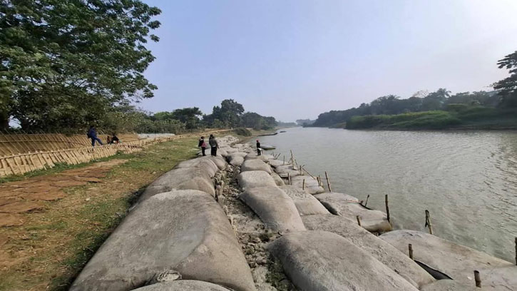 ধর্মপাশায় ৩০০ মিটার সড়ক ধসে নদীতে বিলীন, দুর্ভোগে কৃষকরা