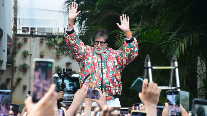 উন্মত্ত ভক্তদের ভিড়ে বিব্রত অমিতাভ