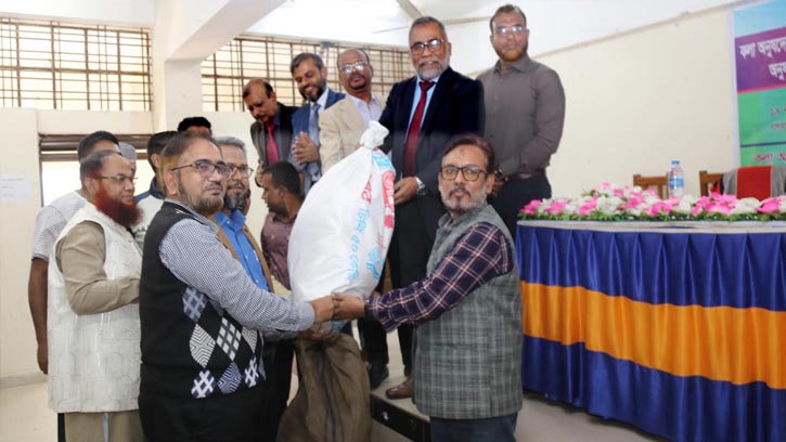 ইবি কলা অনুষদের ডিনের পক্ষ থেকে ক্রীড়া সামগ্রী বিতরণ