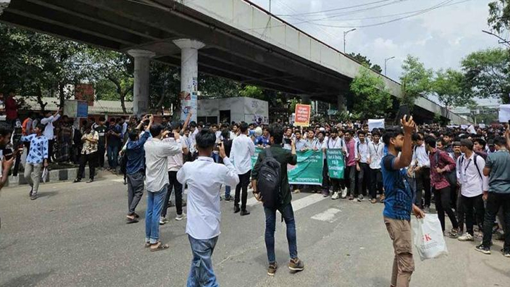 সাতরাস্তা মোড়ে শিক্ষার্থীদের অবস্থান, যান চলাচল বন্ধ