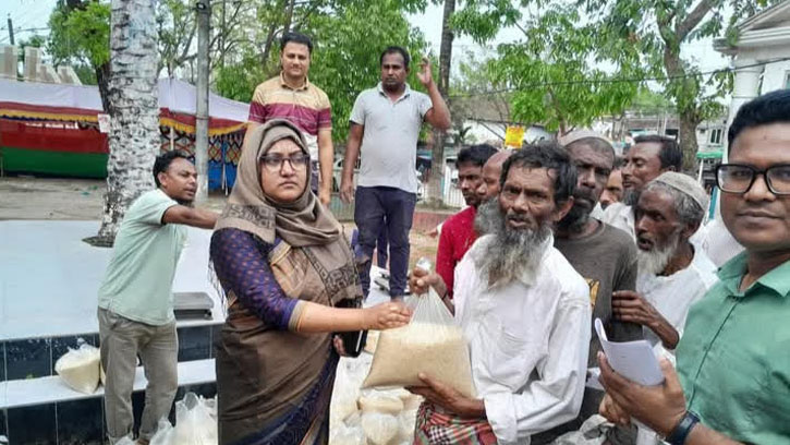 ঈশ্বরগঞ্জে জব্দকৃত ৪২০ কেজি চাল দুস্থদের মাঝে বিতরণ
