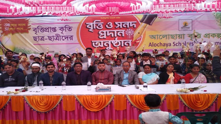 কৃতি শিক্ষার্থীদের সম্মাননা দিলো আলোছায়া সমাজ উন্নয়ন সংস্থা