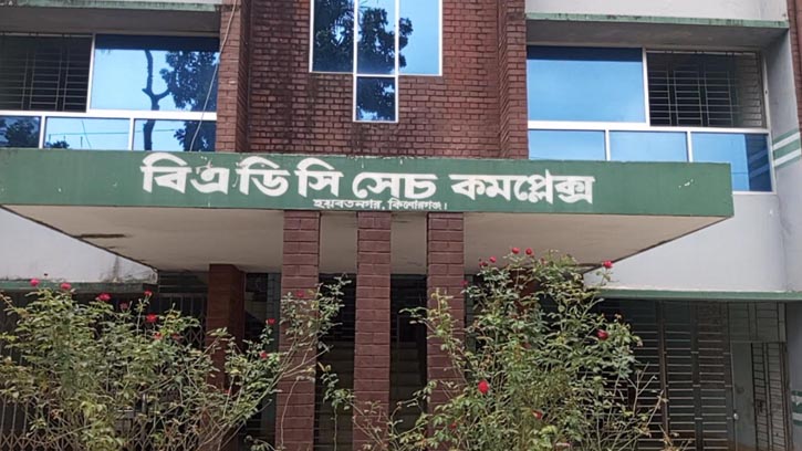 অফিসে কর্মকর্তা নেই, চলছে দুর্নীতির রাজত্ব