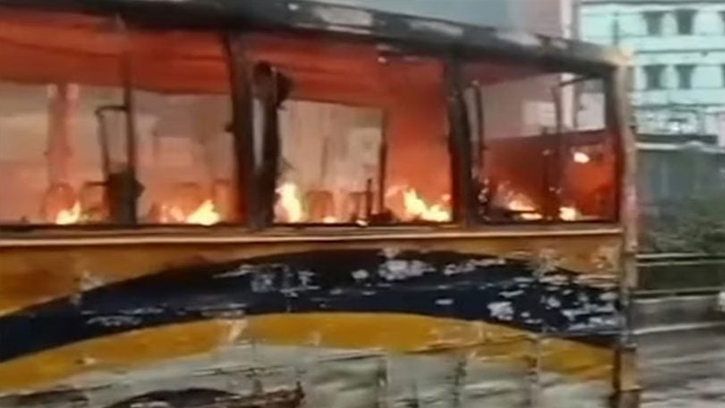 মিরপুরে গুলি ছুড়ে যাত্রীবাহী বাসে আগুন