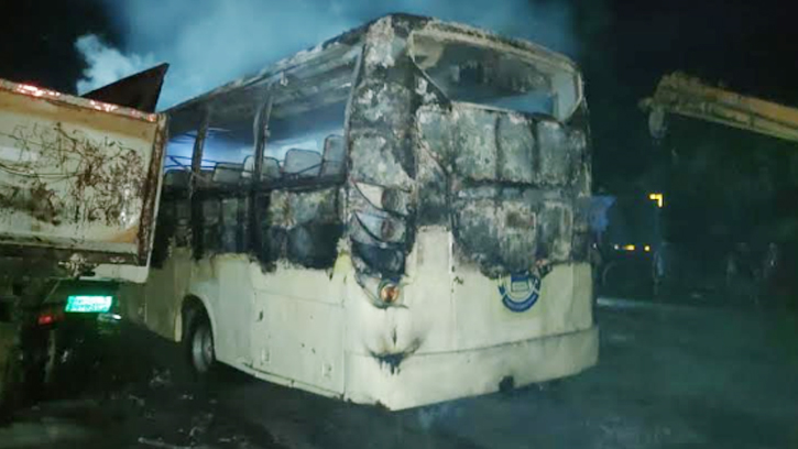 মানিকগঞ্জের শিবালয়ে স্কুল বাসে দুর্বৃত্তের আগুন 