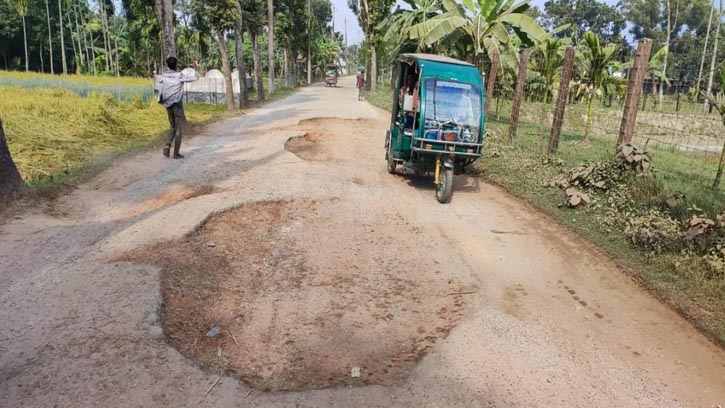 গৌরীপুর-রামগোপালপুর ভাঙাচোরা সড়কে জনদুর্ভোগ চরমে