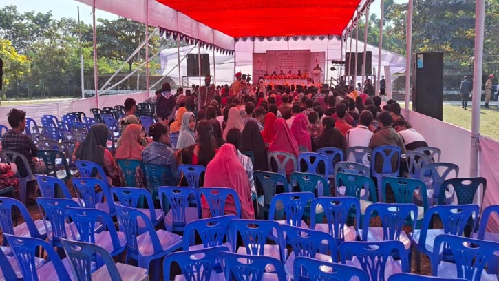 যার নামে বিশ্ববিদ্যালয়, তাঁর দিবসের আলোচনায় শিক্ষার্থীদের অনীহা