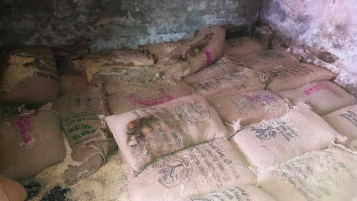 সরিষাবাড়ীতে ভিজিডি কার্ডে পঁচা জমাট বাধা চাল বিতরণের অভিযোগ