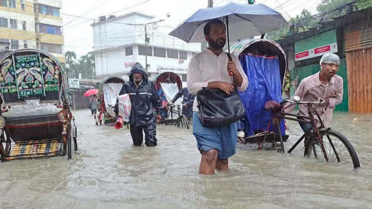 চট্টগ্রামে একদিনে ৩৩০ মিমি বৃষ্টি, নগরজুড়ে জলাবদ্ধতা