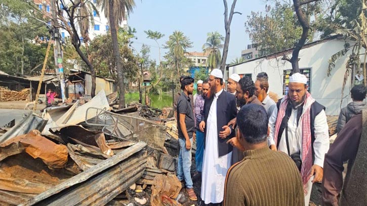 অগ্নিকাণ্ডে ক্ষতিগ্রস্ত দোকান পরিদর্শনে শায়খে চরমোনাই
