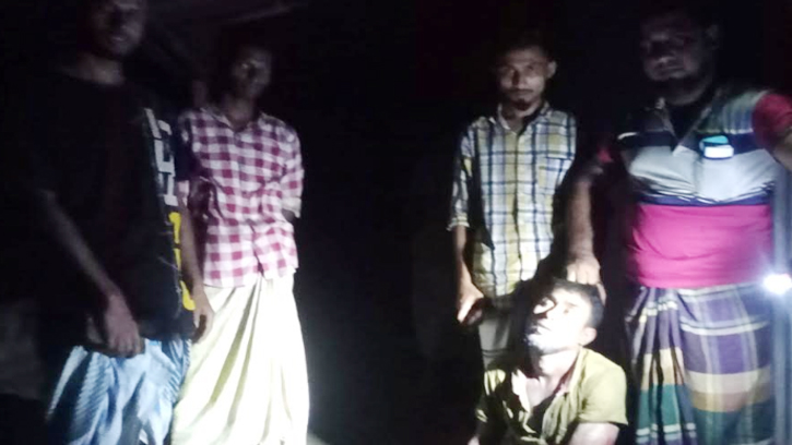 সিরাজগঞ্জে মুদি দোকানে চুরি করতে গিয়ে ধরা চোর
