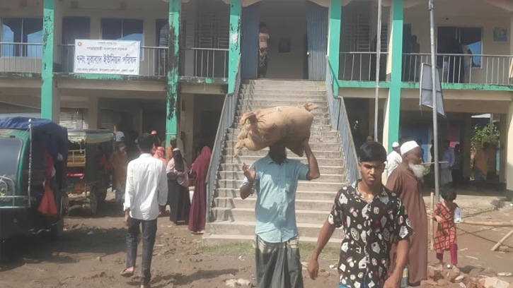 চরফ্যাশনে জেলেদের চাল বিক্রির অভিযোগ 