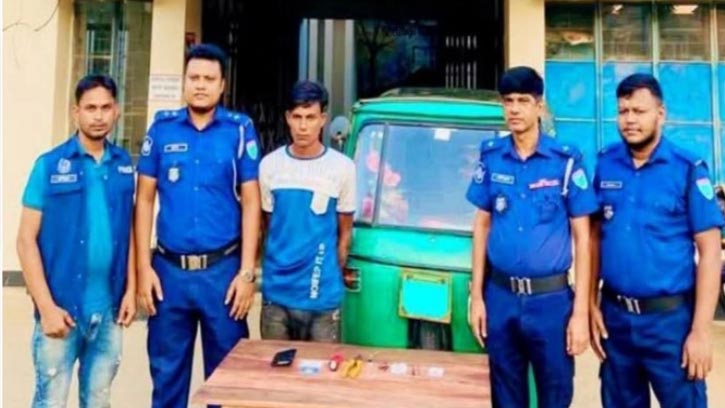 কুলাউড়ায় সিএনজিসহ যুবক আটক