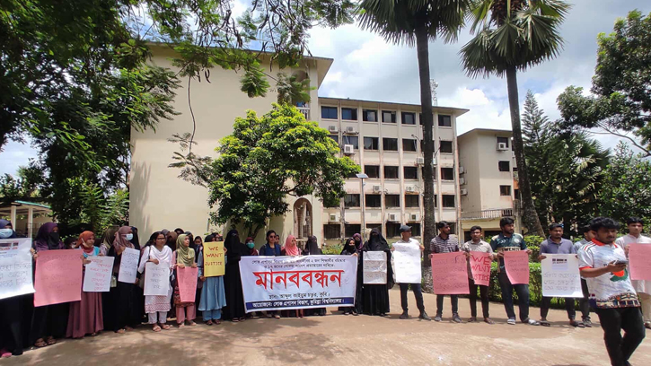 কুবিতে র‍্যাগিংয়ের দায়ে বহিষ্কার ও শোকজ আদেশ প্রত্যাহারের দাবিতে মানববন্ধন