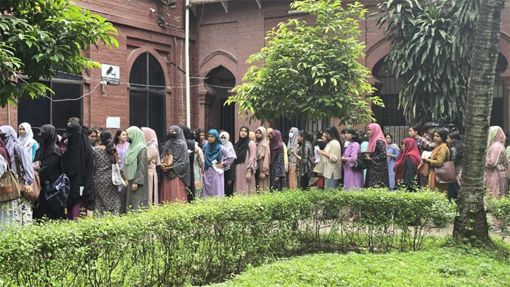 শান্তিপূর্ণভাবে চলছে ডাকসুর ভোটগ্রহণ
