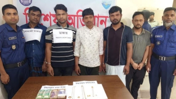 লক্ষ্মীপুরে গৃহকর্তাকে বেঁধে ৬০ লাখ টাকার ডাকাতি, গ্রেফতার ৫